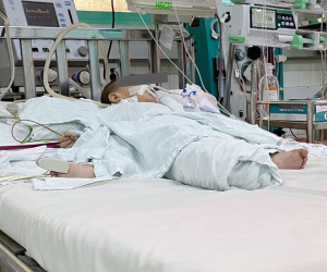 Bố mẹ bất cẩn, con trai 13 tháng tuổi uống nhầm dầu thắp đèn gây tổn thương phổi nặng nề, nguy kịch