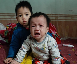Người mẹ nghèo tuyệt vọng cầu cứu sự giúp đỡ để duy trì sự sống cho 2 đứa con cùng mắc một căn bệnh hiểm nghèo