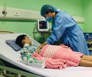 Từ vụ bé 11 tuổi phát hiện hội chứng thận hư sau khi sưng mắt kéo dài, bác sĩ cảnh báo dấu hiệu cần khám sớm