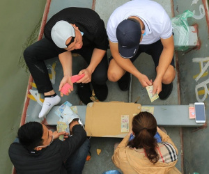Du khách vô tư mở chiếu bạc trên đò, 'sát phạt' công khai khi đi lễ chùa Hương