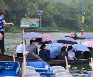 Hàng vạn người đổ về chùa Hương trong ngày mở cửa trở lại, người lái đò phấn khởi: 'Hôm nay Tết mới chính thức bắt đầu'