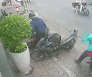Video: Bị cướp giật ba lô trên phố, nam thanh niên thất thần đứng nhìn
