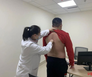 Chàng thanh niên 30 tuổi phải vào viện cấp cứu, bác sĩ cảnh báo một kiểu ngồi rất nguy hiểm