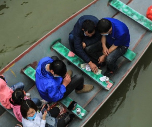 Ban quản lý chùa Hương nói gì trước tình trạng du khách đánh bài trên thuyền?
