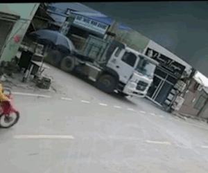 Video: Kẹp 3 không đội mũ bảo hiểm, 3 cô gái tông thẳng vào xe đầu kéo