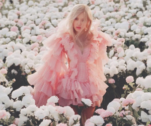 Style của Rosé trong MV mới đỉnh quá: Đồ biến tấu còn chất hơn nguyên bản, phòng tránh 'hớ hênh' thật tài tình!