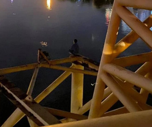 Thuyết phục kịp thời thanh niên ngồi vắt vẻo trên trụ cầu, có ý định tự tử