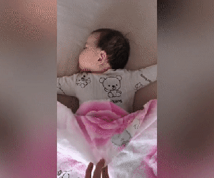 Bé gái có tư thế ngủ 'bá đạo' không ai bằng khiến người xem phải 'ngả mũ bái phục', mẹ còn tưởng con mắc bệnh