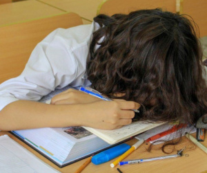 Cô bé 11 tuổi đột tử và lời kêu cứu từ thế hệ 'cắm mặt vào sách vở và ngồi cả ngày trên bàn học'