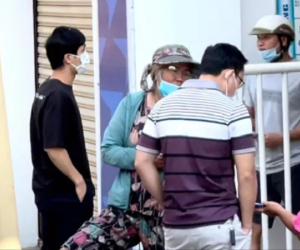 Người hâm mộ chen kín quày bán để mua vé xem trận HAGL - Bình Định