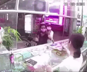 Clip: Đôi nam nữ đi xe máy vào hỏi mua 'thuốc sinh lý' rồi rồ ga chạy mất, sự việc khó hiểu hệt như biểu cảm của nữ chủ tiệm