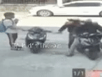 Clip: Nhóm học sinh gây phẫn nộ vì cầm gậy đập tới tấp vào người và xe của 2 nam sinh khác