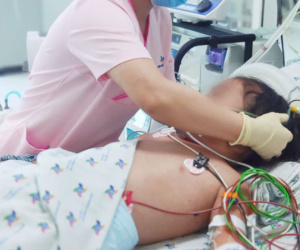 Cứu bé gái 8 tuổi sốt xuất huyết nguy kịch sốc tái đi tái lại, tràn dịch màng phổi 2 lần