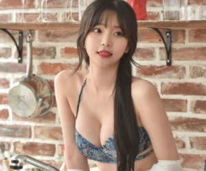Bực mình vì bị chê là 'non', nữ streamer cắt váy ngay trên sóng, khoe 'body phụ huynh' khiến khán giả trầm trồ