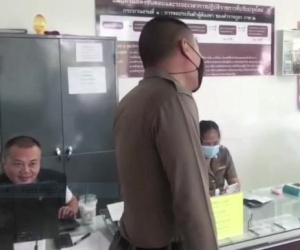 Vợ dính cả bản sao đăng ký kết hôn lên áo chồng, khi biết lý do ai cũng phải phì cười