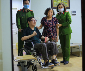 Hà Nội: Công an đến tận nhà hướng dẫn, dìu người cao tuổi đến điểm cấp căn cước công dân lưu động