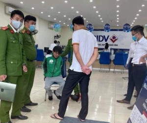 Bắt 'nóng' đối tượng mặc áo Grab cầm súng xông vào cướp ngân hàng ở Hà Nội