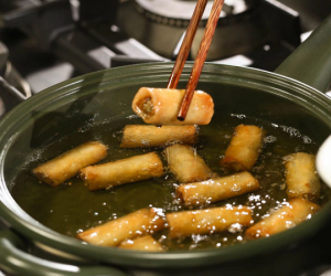 Những sai lầm 'chết người' khi dùng dầu ăn mà hầu hết người Việt đều phạm phải, vô tình biến món ăn thành 'chất độc'