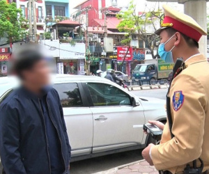 Video: Tài xế bỏ xe rồi đi, quyết không chịu đo nồng độ cồn
