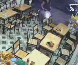 Clip: 2 cô gái lao thẳng vào cửa hàng bên đường, đâm đổ loạt bàn ghế trước sự ngỡ ngàng của gia chủ