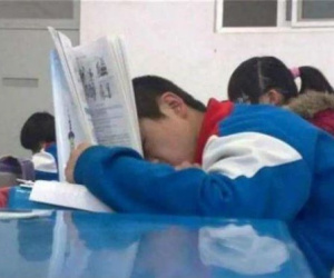 Mẹ đi vào phòng tắm lúc 1h sáng, thấy hành động của con trai liền đưa ngay vào bệnh viện, cứu con một lần thoát chết