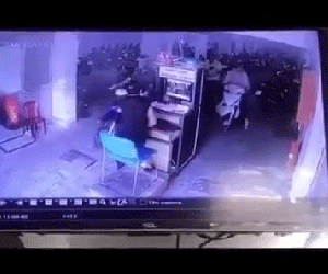 Video: Đang ngồi soát vé ở hầm xe, người phụ nữ bị xe máy húc bay về phía sau