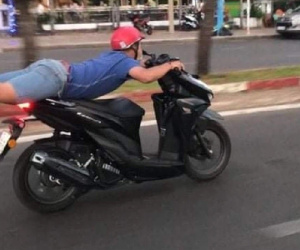 'Vừa nằm vừa chạy xe', nam thanh niên ở Vũng Tàu bị phạt 7 triệu đồng