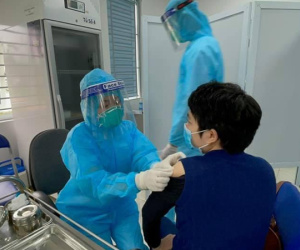 Việt Nam ghi nhận người đầu tiên sốc phản vệ độ 3 sau tiêm vaccine Covid-19, đã được xử trí kịp thời