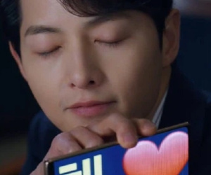 Vincenzo: Song Joong Ki lừa tình trai đẹp, nào ngờ bị cướp nụ hôn đầu, màn ôm ấp nắm tay khiến các 'hủ' sướng rơn