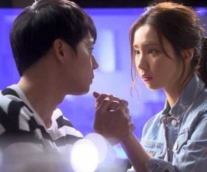 Ly dị được một tuần, tôi về nhà dọn đồ và phát hiện ra cuốn sổ tiết kiệm, biết được sự thật mà tôi chết sững