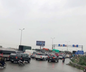 Cầu Thanh Trì ùn tắc trong ngày đầu hạ tốc độ xuống 60km/h