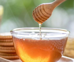Đừng dùng mật ong chữa ho cho nhóm trẻ này vì có thể gây ngộ độc, tử vong