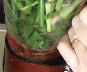 Tự chế món 'sinh tố hành tinh' cho vợ, anh chàng khiến cư dân mạng hốt hoảng, lo lắng cho cả 2 vợ chồng