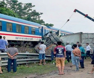 Qua đường sắt không quan sát, xe container bị tàu hỏa kéo lê hàng chục mét