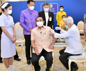 Thủ tướng Thái Lan tiêm vaccine Covid-19 của AstraZeneca