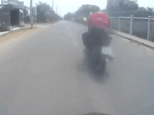 2 phút thót tim truy đuổi tên trộm xe máy: Kẻ gian vít ga tốc độ 'bàn thờ', giơ chân liên tục dọa đạp