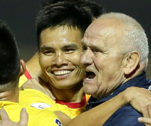 CLB V.League muốn trả lương cầu thủ theo tuần như Ngoại hạng Anh