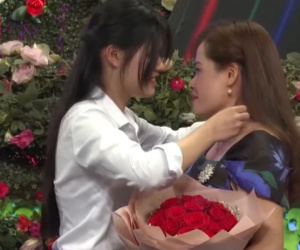 Bạn muốn hẹn hò: Con gái dắt ba đi tìm vợ mới, còn lên sân khấu tặng vàng cho mẹ kế vì quá ưng ý