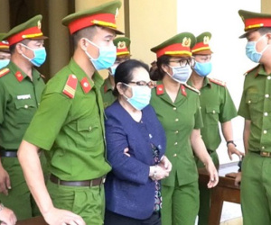 Video: Bà Dương Thị Bạch Diệp gào thét, bị dẫn ra khỏi phòng xét xử