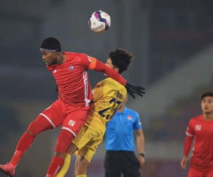 Va chạm với 'người nhà', ngoại binh V.League dính chấn thương ghê rợn