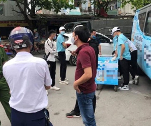 Vụ 9 học sinh đau bụng khi uống nước miễn phí: Công an mời nhóm người phát nước lên làm việc