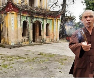Sư thầy cầm nhang đuổi nữ phật tử chụp ảnh phải tạm thời rời chùa Hưng Khánh