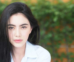 Du lịch đầu năm về mua cho mẹ chồng chiếc áo, khi bà vừa mặc thử lên người đã buông một lời khiến tôi nghẹn đắng