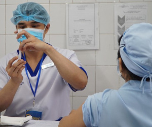 6 nhân viên y tế gặp 'phản ứng bất lợi' sau tiêm vaccine Covid-19