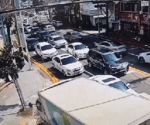 Video: Pha xử lý 'mẫu mực' của tài xế khi xe tải mất phanh