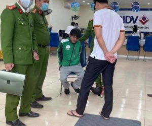 Khởi tố bắt tạm giam người đàn ông mặc đồng phục Grab mang 'súng' và 'mìn' đi cướp ngân hàng