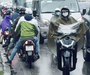 Những kiểu 'lách luật' tại một điểm tắc đường kinh niên của Hà Nội