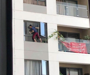 Thót tim cảnh nữ giúp việc 'biến hình' thành người nhện, trèo hẳn ra ngoài cửa sổ chung cư để lau kính