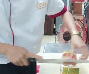Nam đầu bếp hướng dẫn gọt bưởi chuẩn nhà hàng nhưng bị tố phí phạm, dân mạng bùng nổ tranh cãi