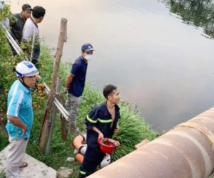 TP.HCM: Cô gái 25 tuổi nhảy cầu tự tử, nhiều người dừng lại theo dõi khiến giao thông ùn tắc